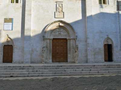 ...e l�accesso all�edificio � consentito da altrettanti portali